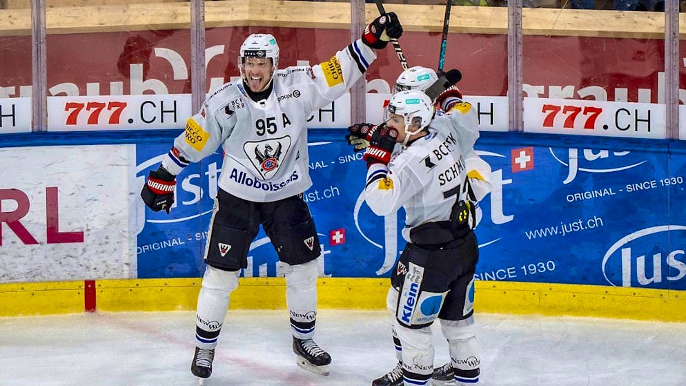 Servette still only in form in the Champions League - Gallery. Jacob de la Rose (number 95) celebrates his 3-2 winning goal in Davos for Gottéron