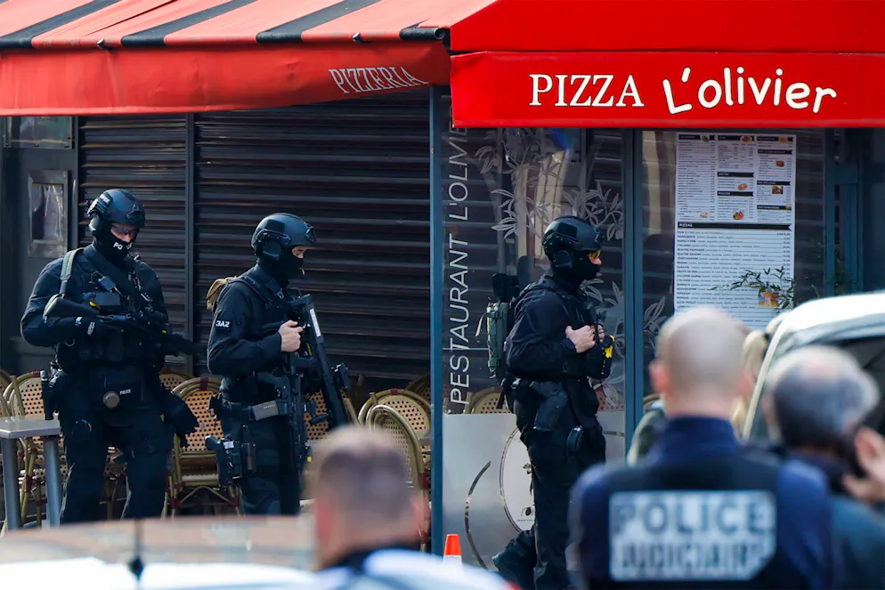 Un important dispositif des forces de l'ordre encadre le restaurant, une pizzeria, ont constaté des journalistes de l'AFP.