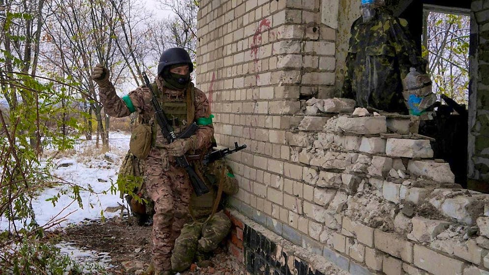 Ukrainian soldiers of the 57th Motorized Brigade improve their tactical skills on an obstacle course at a training ground in the Kharkiv region. Photo: Andrii Marienko/AP/dpa
