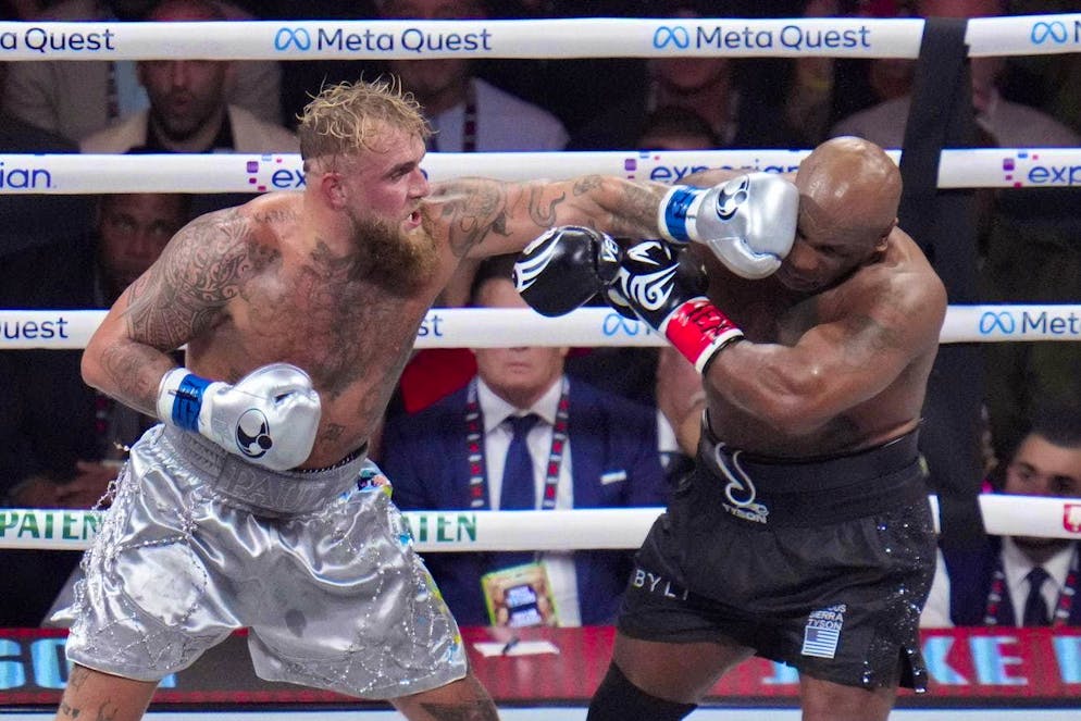 The pictures of the boxing match between Mike Tyson and Jake Paul. Tyson increasingly loses energy - and ultimately the fight.