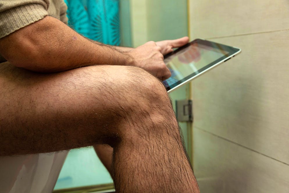 Andare in bagno con un tablet o un computer portatile non è una buona idea, dicono i medici e avvertono che troppo tempo alla toilette può portare a problemi di salute.