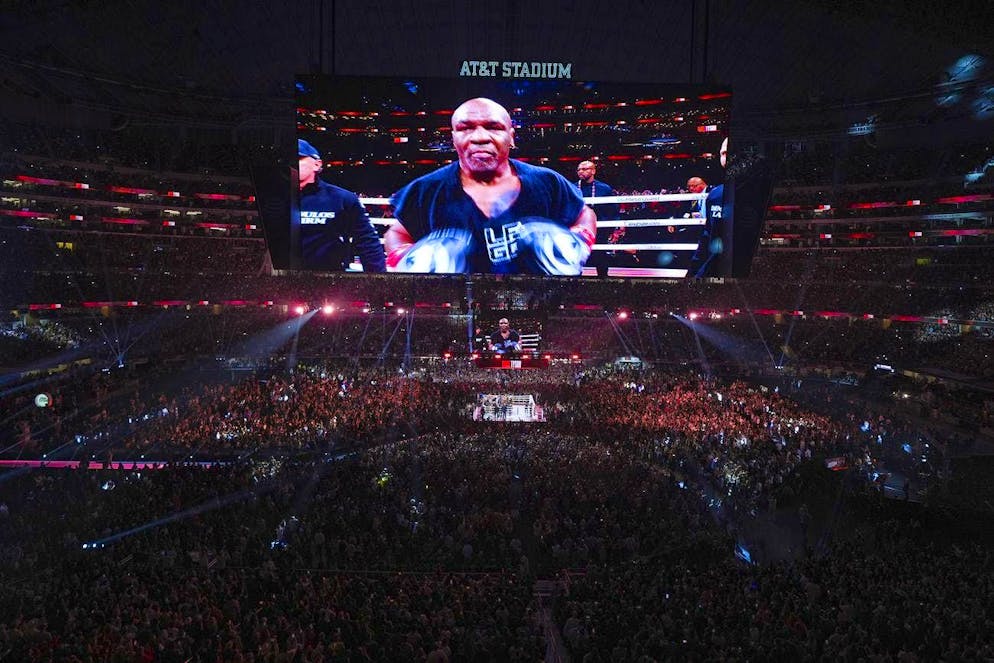 The pictures of the boxing match between Mike Tyson and Jake Paul. 72,300 spectators watched the event at the Dallas Cowboys' football stadium. Of course, there were even more on Netflix. The streaming provider broadcast the fight live.