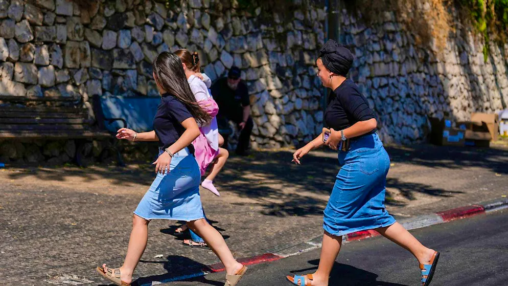 ARCHIVE - People run to shelters as sirens warn of an airstrike. Photo: Ariel Schalit/AP/dpa