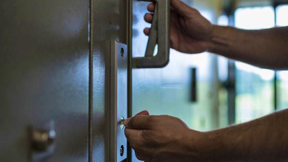 A prisoner has been found lifeless in his cell in the Crêtelongue prison in Granges. (symbolic image)