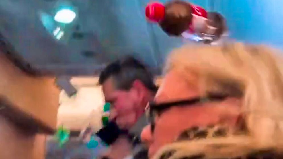 Inversione di rotta. Aereo scosso da forti turbolenze: il video mostra il panico a bordo