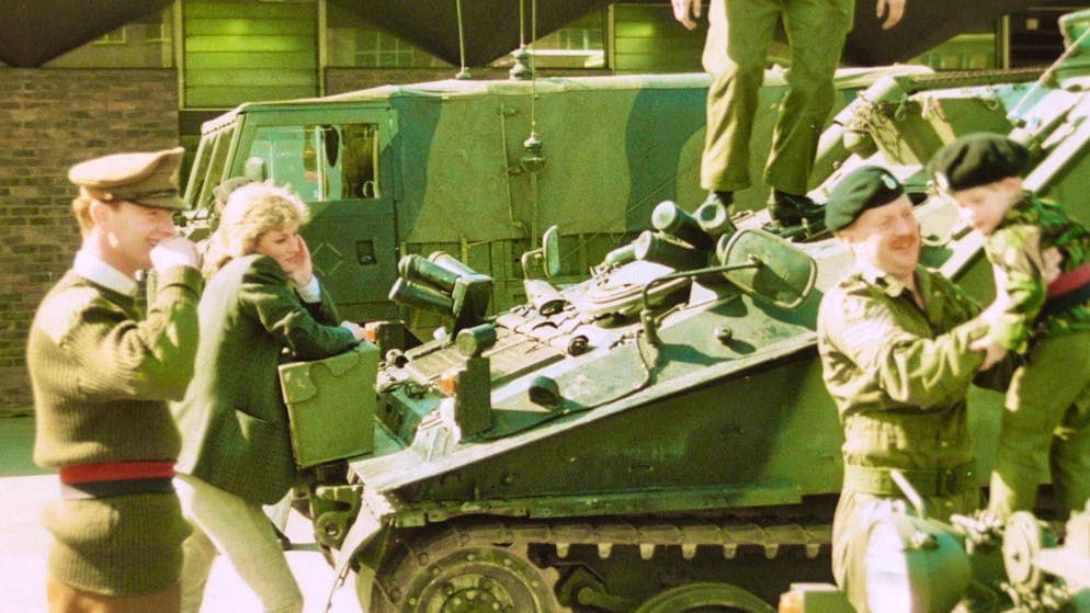 Une image datant de 1994 montre James Hewitt (à gauche), la princesse Diana et le prince Harry. 