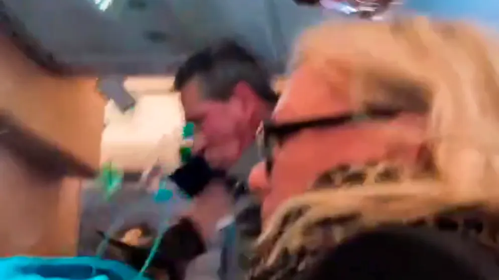 Turnaround after 5 hours of flight time. Plane shaken by turbulence - video shows panic on board