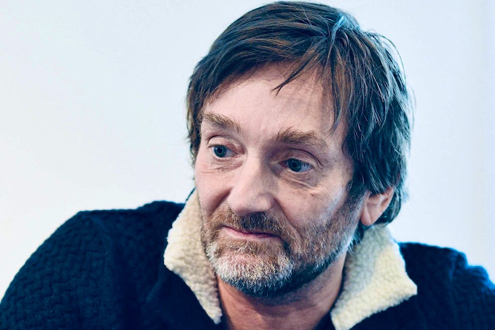 Né le 23 mars 1968 à Bordeaux, d'une professeure d'anglais et d'un obstétricien, Pierre Palmade affirme avoir perdu «tous repères masculins à huit ans».