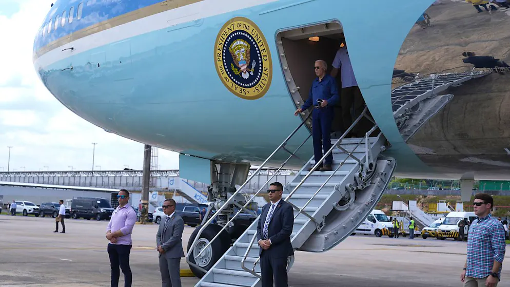 Arrivé à bord d'Air Force One à l'aéroport Eduardo Gomes International de Manaus, Joe Biden est le premier président américain en exercice à se rendre en Amazonie.