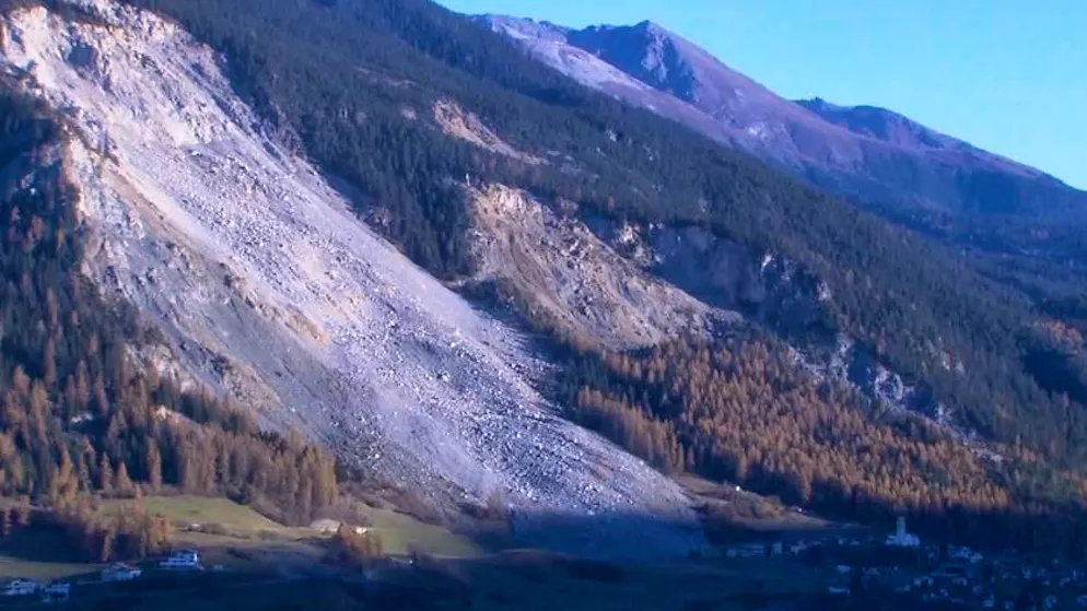 Cifre riviste al rialzo. A Brienz si son staccati 25mila metri cubi di roccia a causa delle piogge