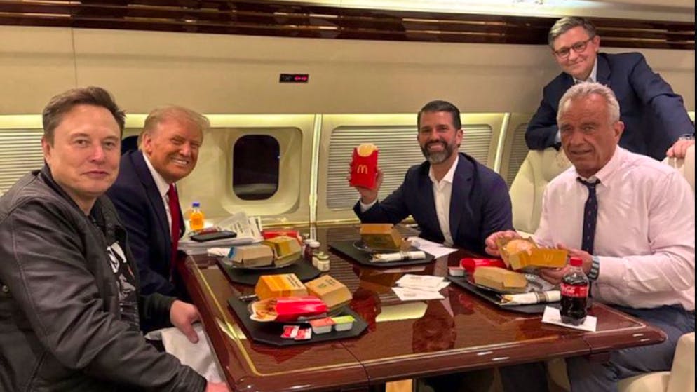 «Ça commence demain». Trump et Kennedy Jr veulent de «rendre l'Amérique saine»... et se goinfrent de McDo!