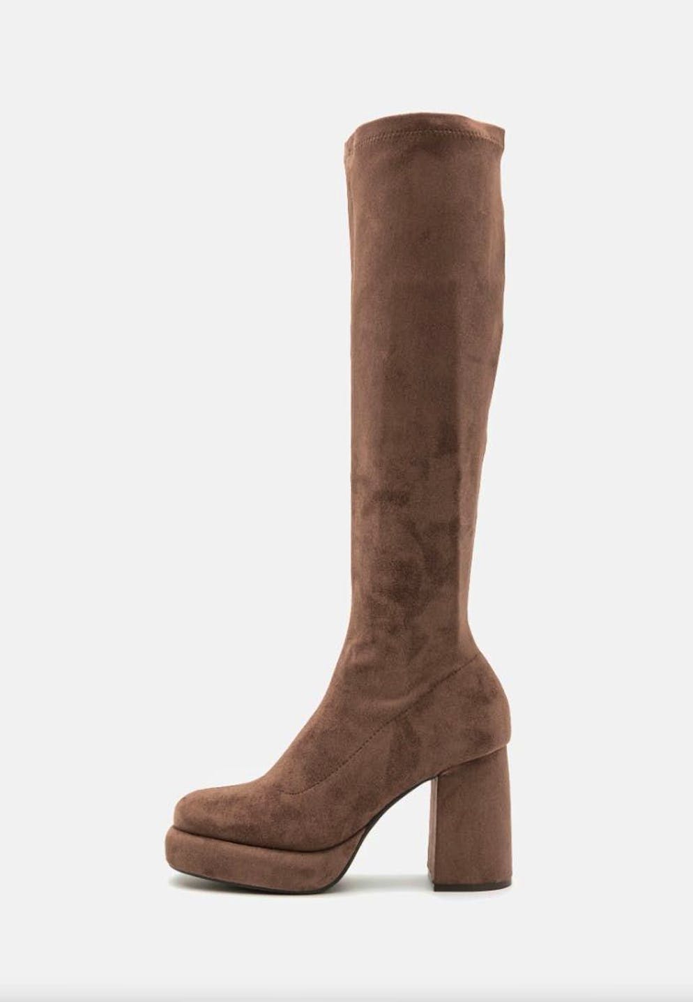 Shoe trend 6: Platform. High-heel boots in taupe by Even&Odd for 65 francs, via Zalando.