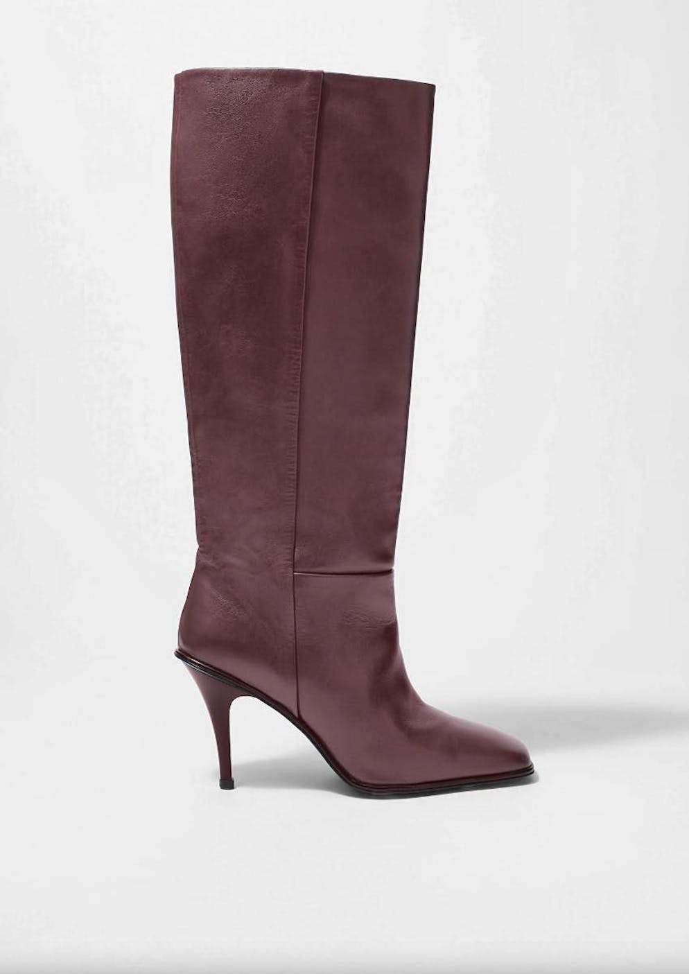 Shoe trend 7: Burgundy red and brown. Classic, knee-high leather boots in the color "wine red" from & Other Stories for 499 francs. 