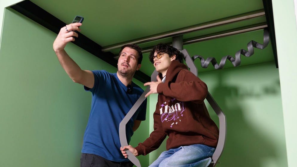 A visit to the selfie hotel. How to take the perfect selfie