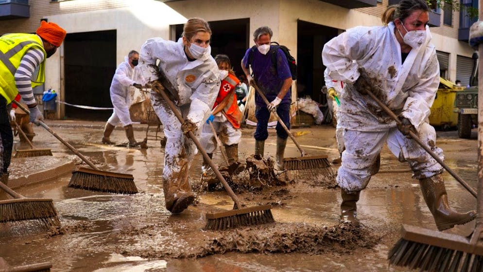 dpatopbilder - After the storms with flooding, the road in Paiporta is cleaned. Photo: Eduardo Manzana/EUROPA PRESS/dpa