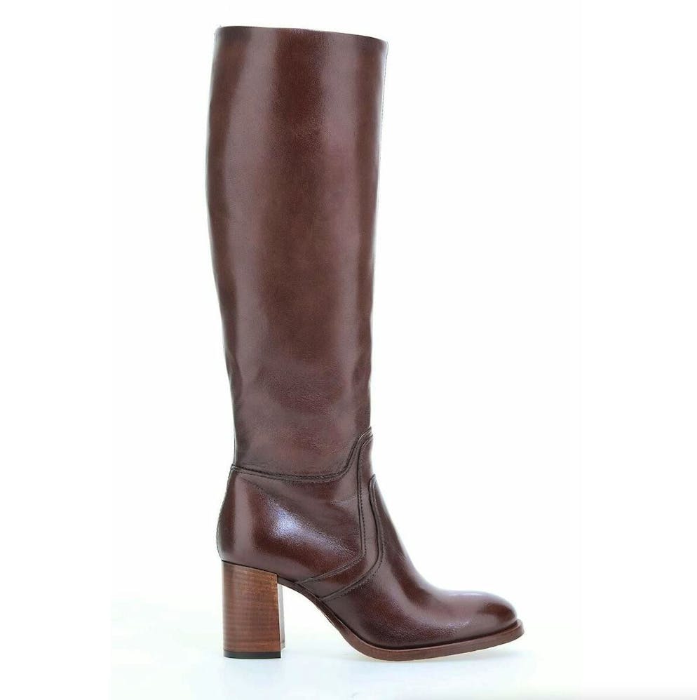 Shoe trend 7: Burgundy red and brown. High leather boots by Mjus for 240 francs, via La Redoute.