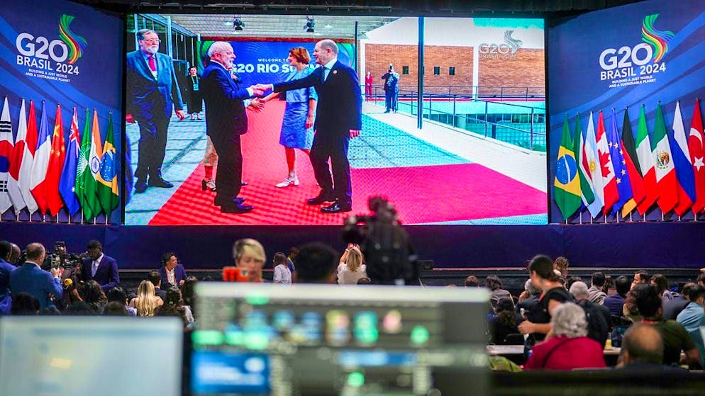 A huge monitor wall in the press center shows Lula da Silva, President of the Republic of Brazil, welcoming Federal Chancellor Olaf Scholz (SPD, r) and his wife Britta Ernst at the G20 summit. Photo: Kay Nietfeld/dpa