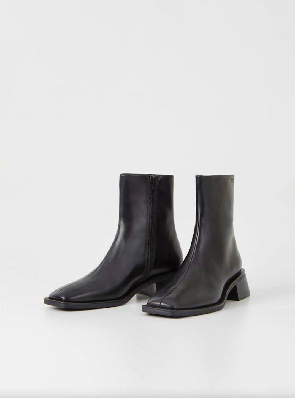 Shoe trend 3: Square toe. Model "Blanca" by Vagabond for 175 francs. 