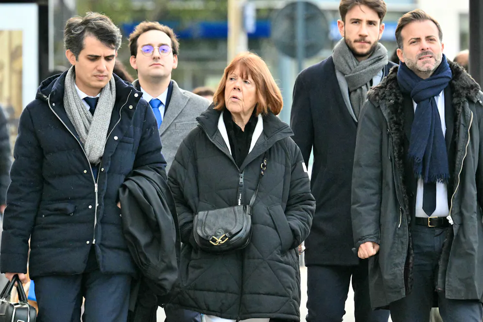 Gisele Pelicot (centre) arrive avec ses avocats Stéphane Babonneau (à gauche) et Antoine Camus (à droite) au palais de justice pour le procès de son ancien compagnon Dominique Pelicot accusé de l'avoir droguée pendant près de dix ans et d'avoir invité des inconnus à la violer à leur domicile de Mazan, une petite ville du sud de la France, à Avignon, le 18 novembre 2024.