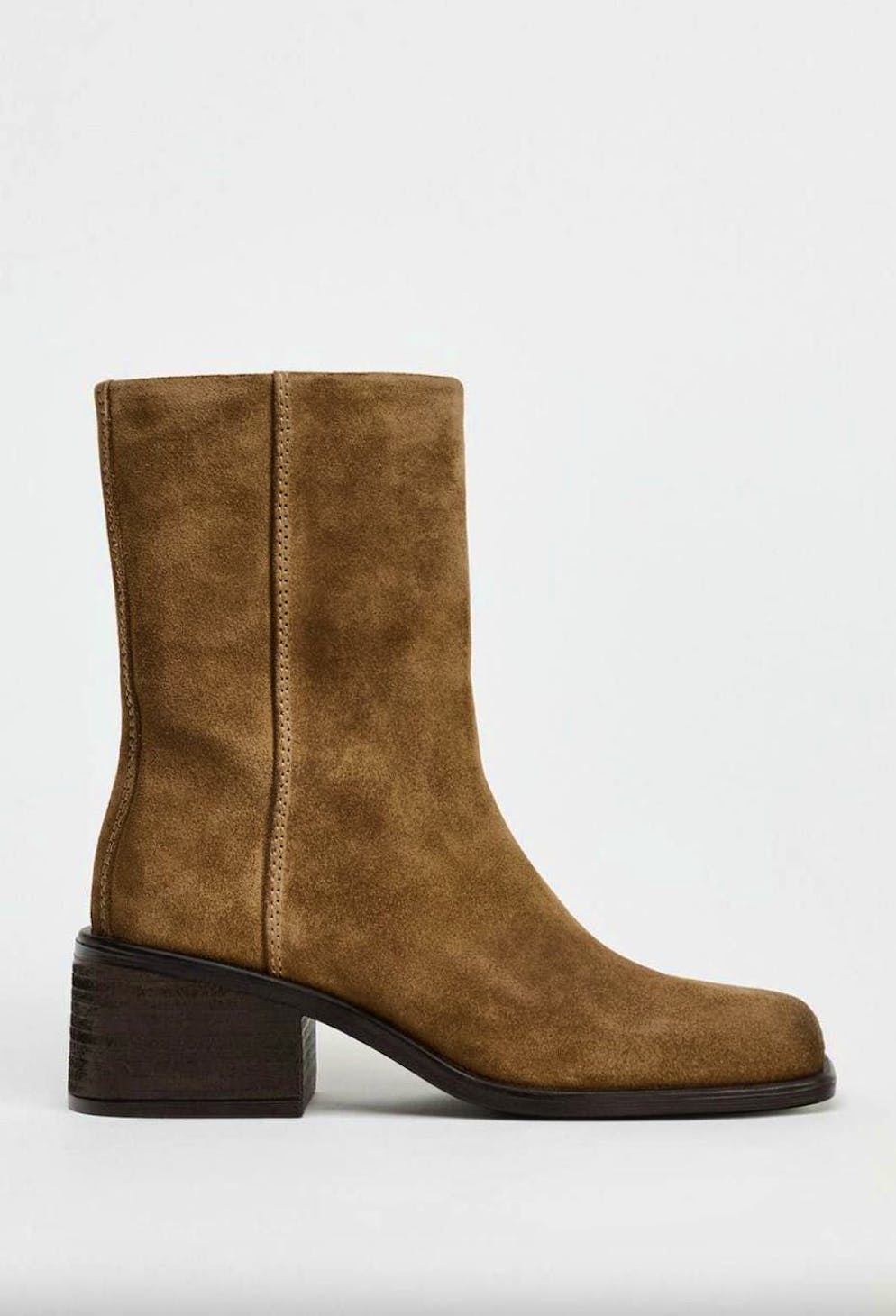 Shoe trend 4: Suede boots. Suede ankle boot with topstitching from Zara for 129 francs. 
