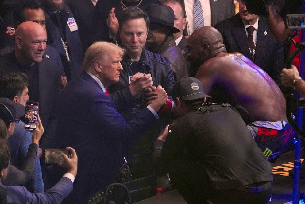 UFC fighter Jones knocks out Miocic and celebrates Donald Trump. After the fight, Jones also receives congratulations from Trump, a high-class fan, and temporarily hands the future president his world championship belt.