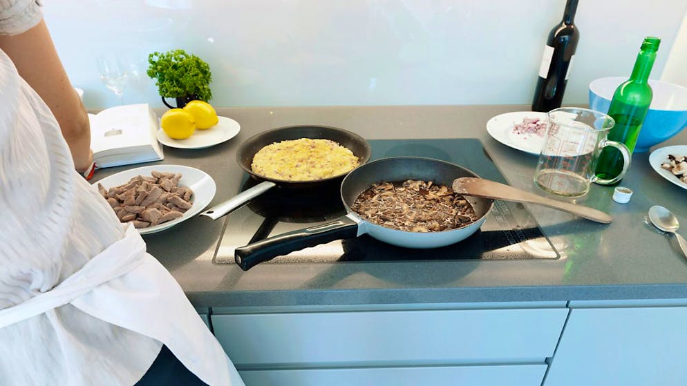 Für rund Dreiviertel der Befragten ist gemeinsames Essen die beste Gelegenheit, um Zeit mit Freunden zu verbringen. (Archivbild)