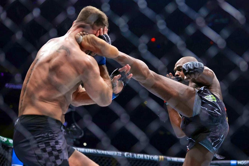 UFC fighter Jones knocks out Miocic and celebrates Donald Trump. Jon Jones gives the former dominator of the scene no chance.