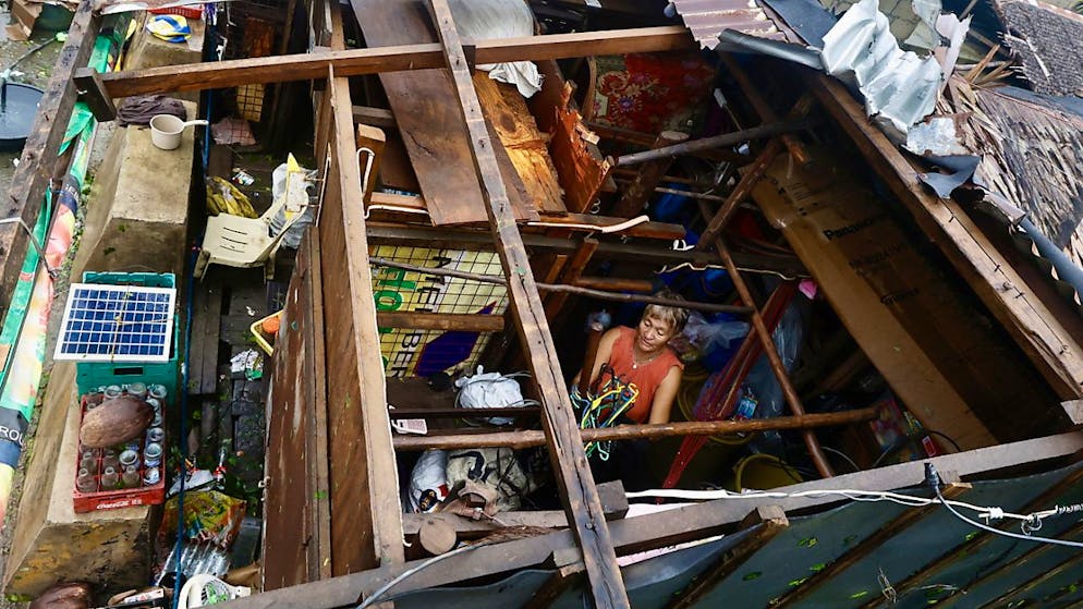 Casa scoperchiata a causa del tifone Man-yi nelle Filippine