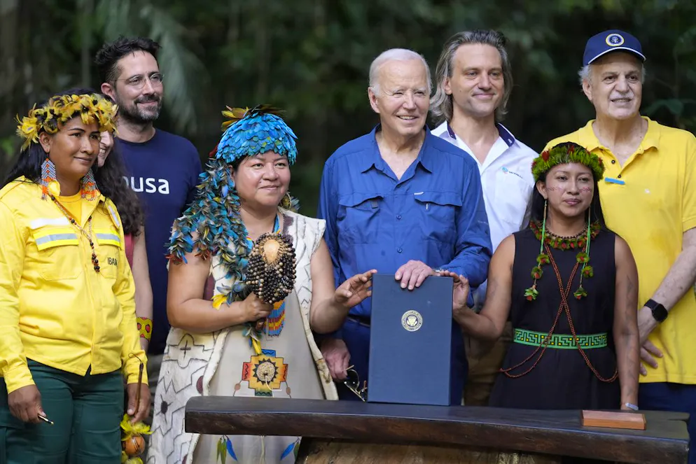 Le président Joe Biden pose après avoir signé une proclamation désignant le 17 novembre comme Journée internationale de la conservation, à la suite d'une visite du Museu da Amazonia, dimanche 17 novembre 2024, à Manaus, au Brésil. (AP Photo/Manuel Balce Ceneta)