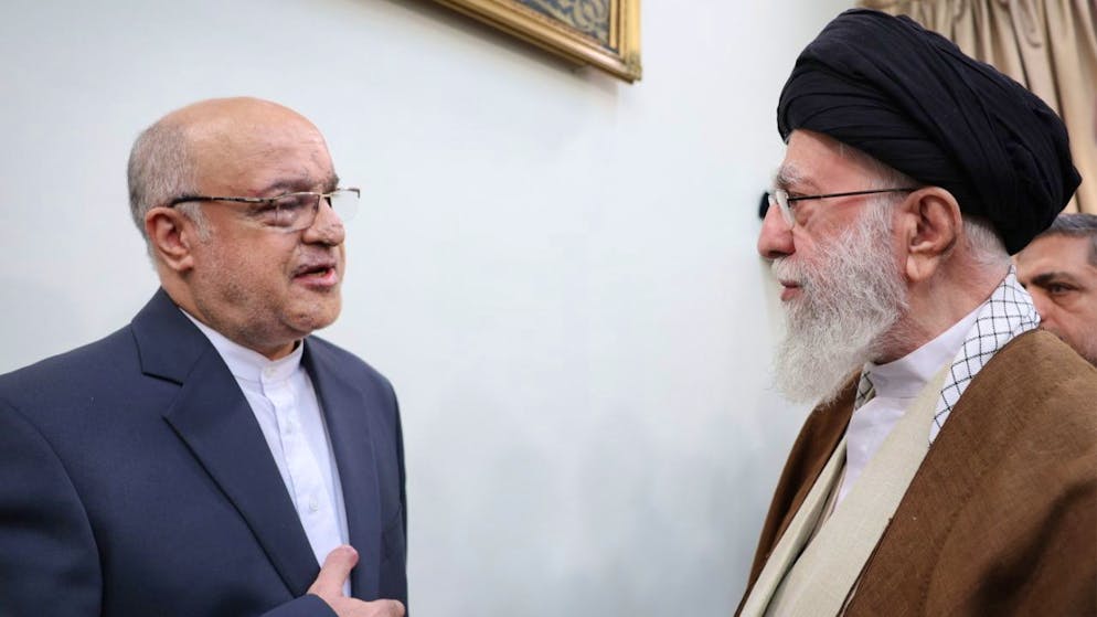 Khamenei  e Amani nel video pubblicato da Tehran