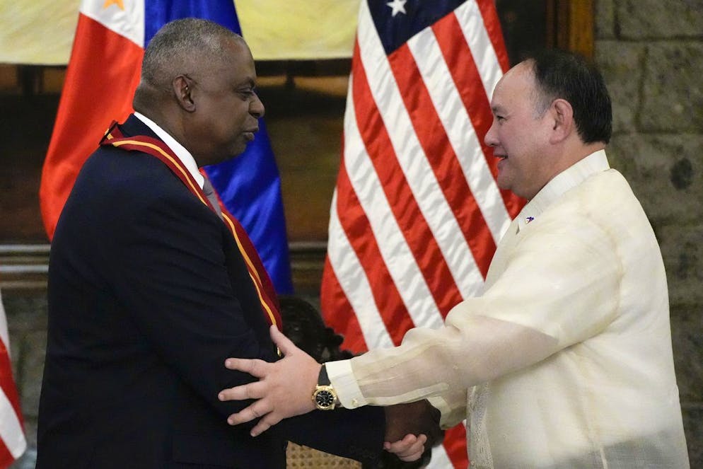 Le secrétaire philippin à la Défense nationale, Gilberto C. Teodoro, Jr, à droite, remet la médaille pour réalisation exceptionnelle au secrétaire américain à la Défense, Lloyd J. Austin III, en reconnaissance de ses contributions substantielles au renforcement des liens bilatéraux entre les Philippines et les États-Unis en matière de défense et à la promotion de la sécurité régionale dans l'Indo-Pacifique, au quartier général militaire de Camp Aguinaldo à Quezon City, aux Philippines, le lundi 18 novembre 2024. (AP Photo/Aaron Favila)