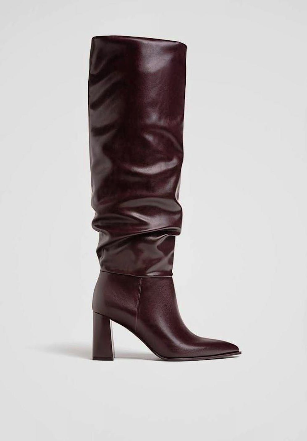 Shoe trend 7: Burgundy red and brown. Slouchy long-shaft boots with heel by Stradivarius for 95.90 francs. 