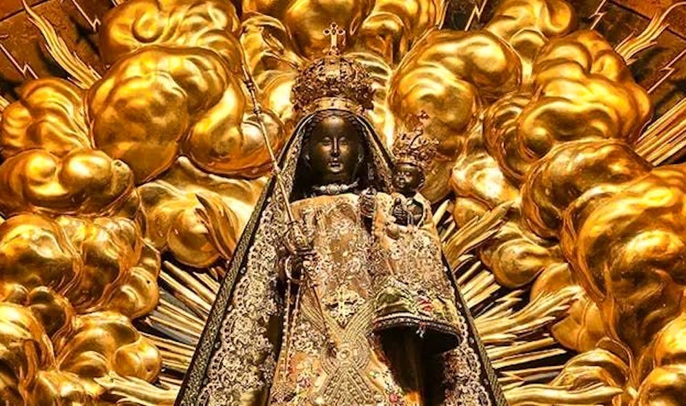 Asylum seeker dresses in clothes from the Black Madonna | blue News