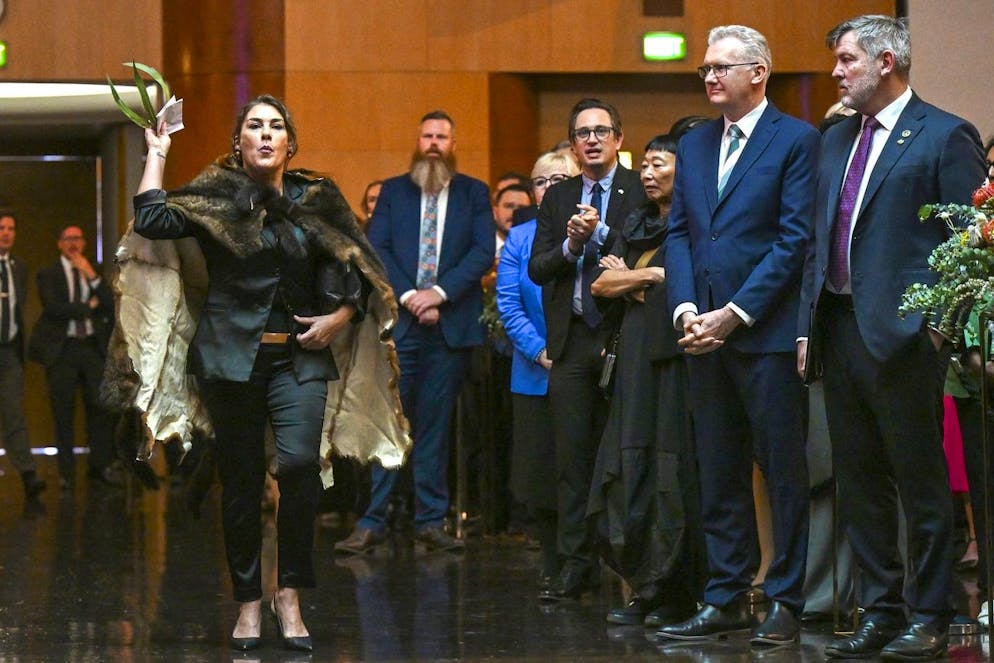 La sénatrice australienne Lidia Thorpe, à gauche, perturbe la procédure alors que le roi Charles et la reine Camilla de Grande-Bretagne assistent à une réception parlementaire organisée par le Premier ministre australien Anthony Albanese et sa compagne Jodie Jaydon au Parlement à Canberra, en Australie, le lundi 21 octobre 2024. (Lukas Coch/Pool Photo via AP)