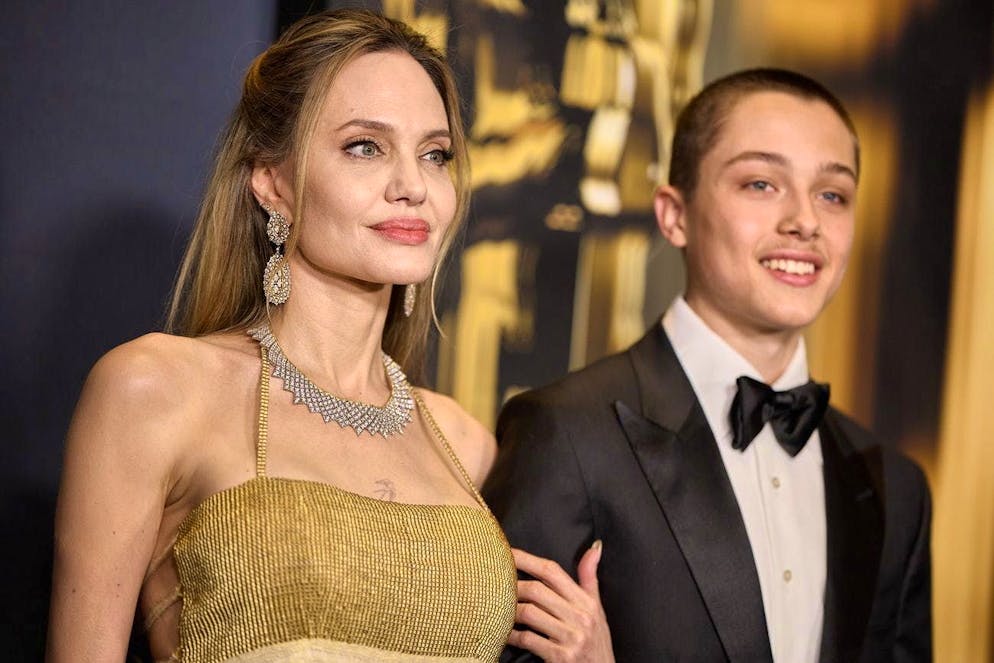 Angelina Jolie on the red carpet with son Knox. Angelina Jolie brought a guest of honor to the Governors Awards: Together with son Knox Jolie-Pitt, the Hollywood star walked the red carpet.