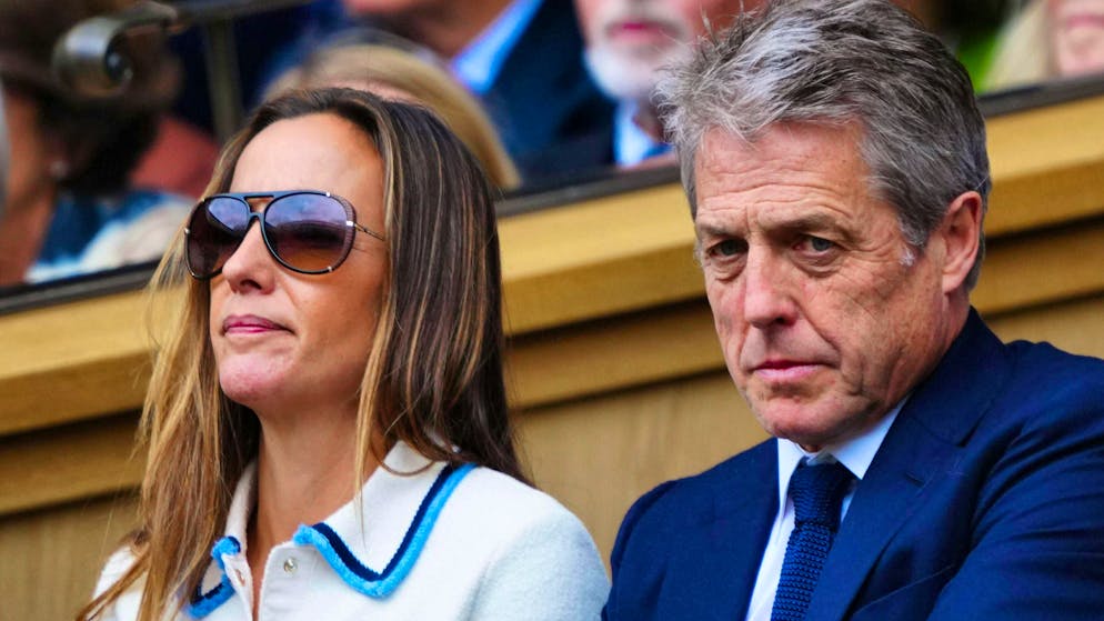 Hugh Grant ha tre figli con la moglie, la produttrice televisiva Anna Eberstein, e altri due da una precedente relazione.