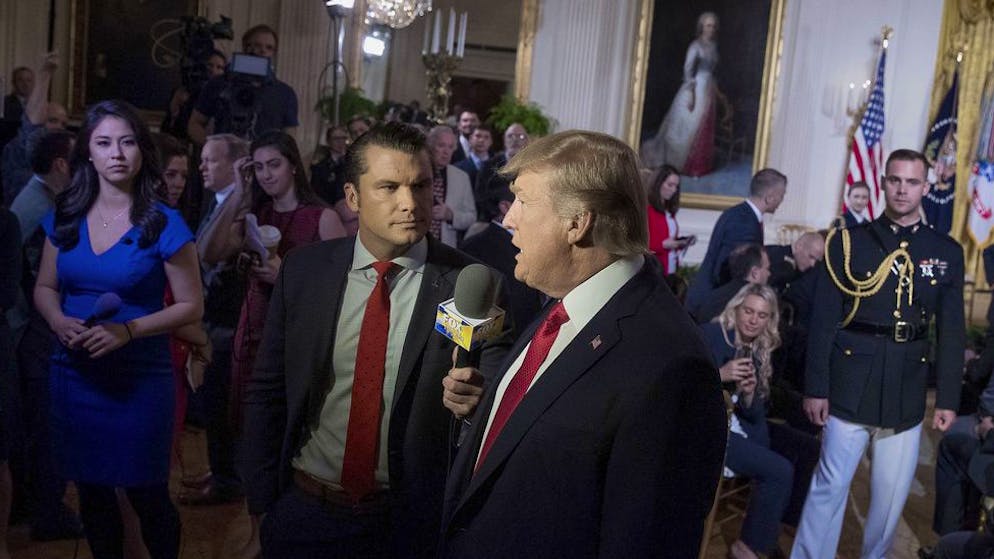 Pete Hegseth interviewt am 6. April 2017 Donald Trump im Weissen Haus.