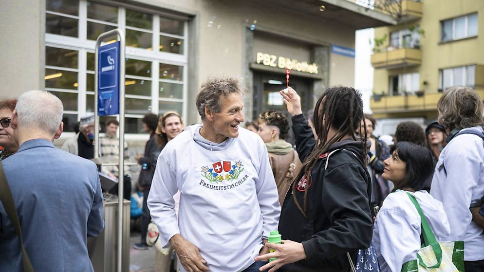 Manifestazione e contromanifestazione durante una delle letture della serie "Drag Story Time" in una biblioteca di Zurigo-Oerlikon. (foto d'archivio del 20 maggio 2023)
