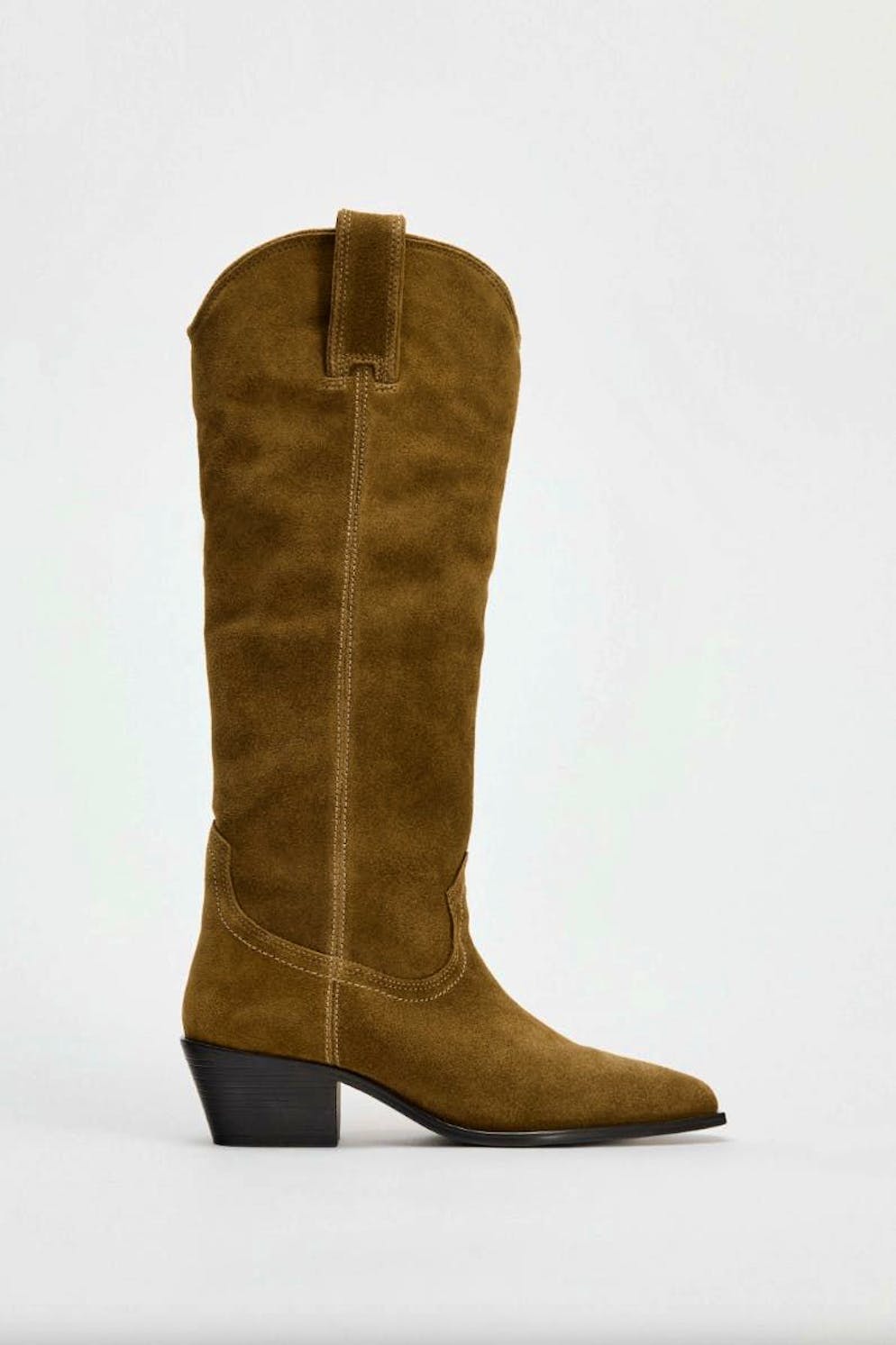 Shoe trend 2: Cowboy boots. Suede cowboy boots with heel from Zara for 139 francs.