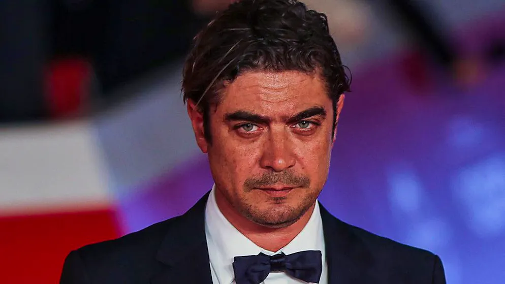 Tra lavoro e privato. Riccardo Scamarcio si racconta a «Belve»: «La droga la conosco bene, ho provato quasi tutto»