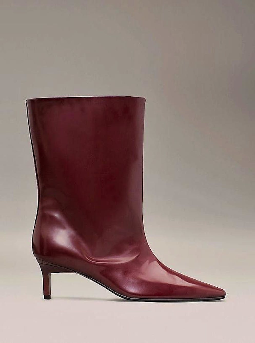 Shoe trend 7: Burgundy red and brown. Heeled leather boots with a square toe by Calvin Klein for 319.90 francs.  