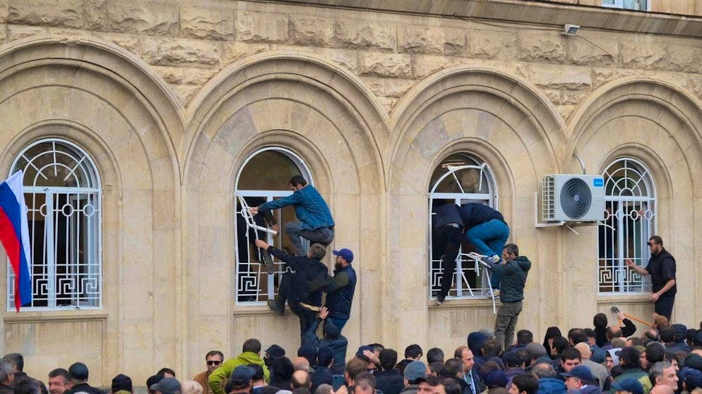 Protesters storm the parliament building in Sukhumi. (November 15, 2024)