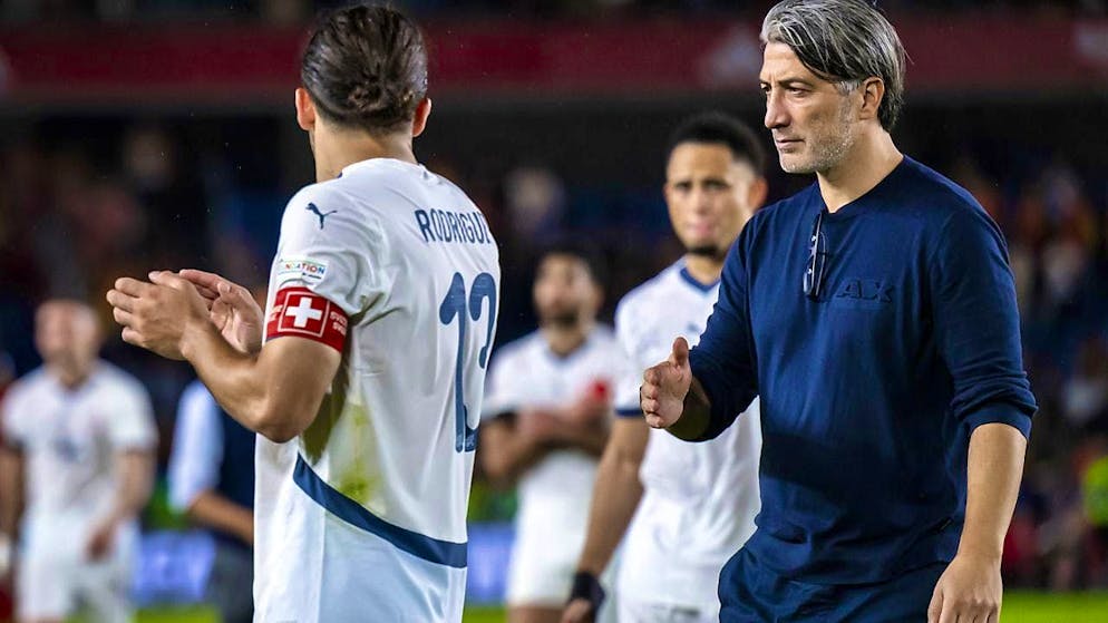 National coach Murat Yakin applauds his players after the 3:2 defeat in Spain