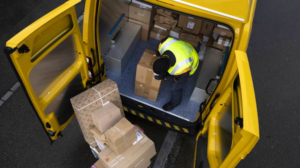 I volumi delle lettere e dei pacchi continuano a diminuire, confermando le tendenze gà emerse dal risultato semetrale della Posta.