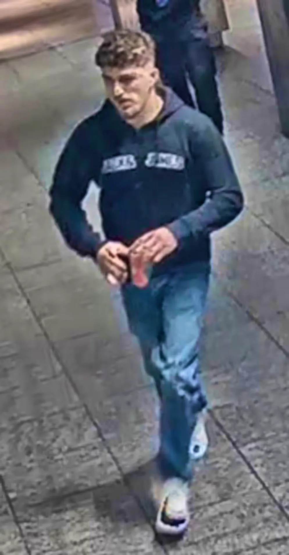 Bern cantonal police are looking for two suspected perpetrators with these unpixelated images.