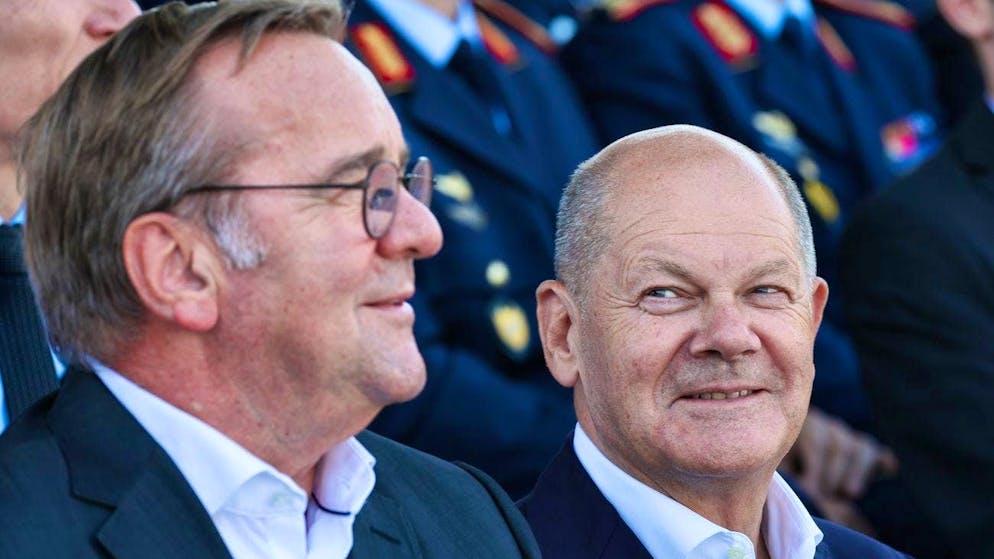 Boris Pistorius (left) and Chancellor Olaf Scholz in Todendorf in September: who will be the SPD's top candidate?