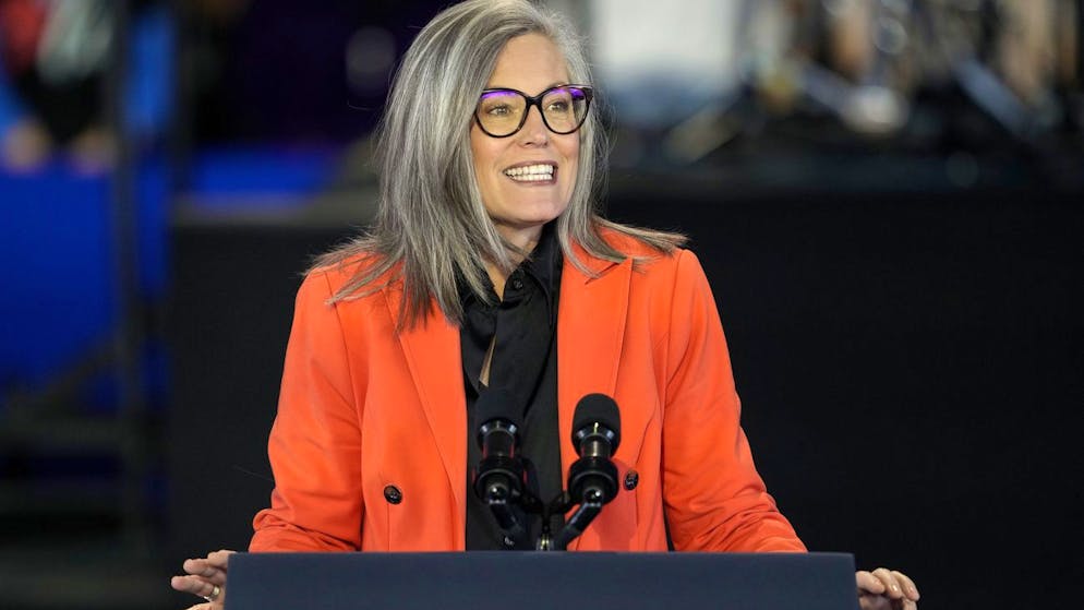 Die Demokratin Katie Hobbs versucht, Trumps Präsidentschaft pragmatisch anzugehen.