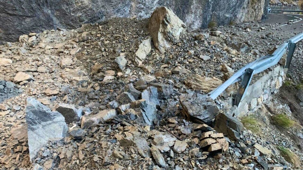 Eboulement entre Niouc et Vissoie, accident sur la route de Finges - Gallery. Les filets de protection ont joué en partie leur rôle, mais des gros blocs ont fini sur la route qui relie Sierre à Zinal.