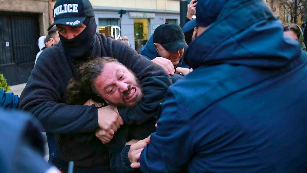 dpatopbilder - Police try to detain a protester on the street during a rally against the results of the parliamentary elections in Tbilisi. Photo: Zurab Tsertsvadze/AP/dpa