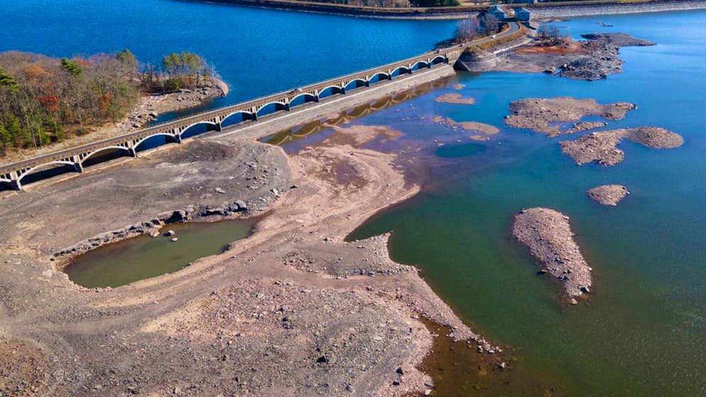 ARCHIV - Zurückgehendes Wasser aufgrund einer Dürre legt das Seebett des Ashokan Reservoirs Ulster County frei.g Regen - Dürrewarnung für New York») Photo: Ted Shaffrey/AP/dpa